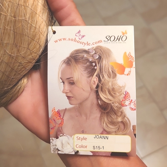 Soho Style Joann 19" Futura Jaw Clip-In Ponytail Extension S15 Honey Blonde - Picture 3 of 6